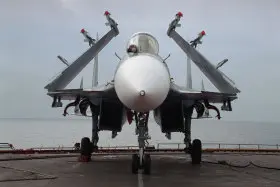 Компания "Сухой" проводит наземные и летные испытания модернизированных истребителей Су-33