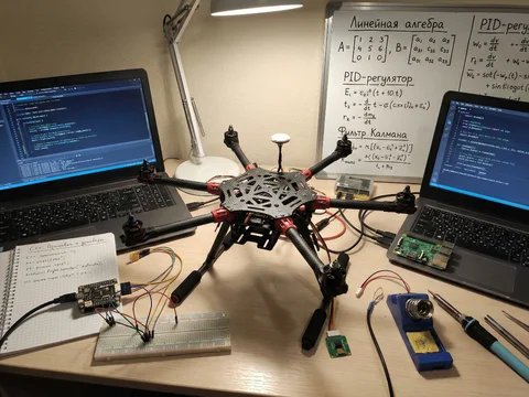 Команда разработчиков работает с  дроном: Python, C++, ROS 2, OpenCV, ArduPilot, PX4